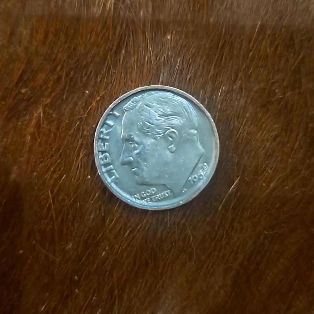 RARE!! Copper rimmed dime with an obscured last number date, worth 300$